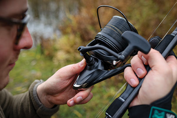 Come imbobinare il mulinello da carpfishing: la tecnica del Backing e i nodi salva-pescata
